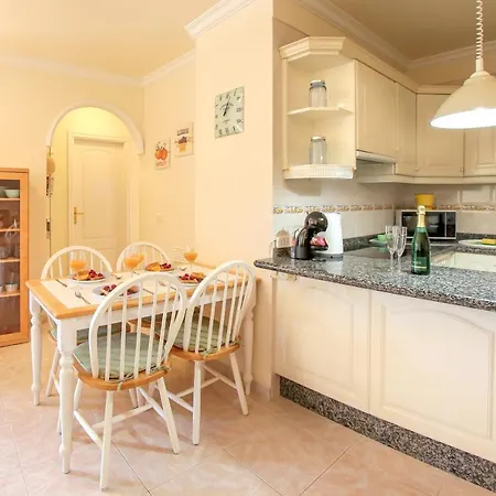 Lovely 2 Bedroom With Pool And View, K26 Semesterbostad