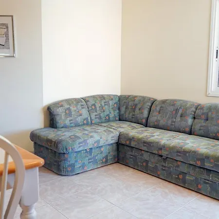 Semesterbostad Lovely 2 Bedroom With Pool And View, K26