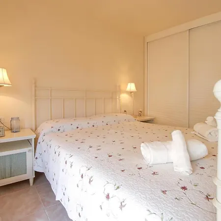Semesterbostad Lovely 2 Bedroom With Pool And View, K26 *